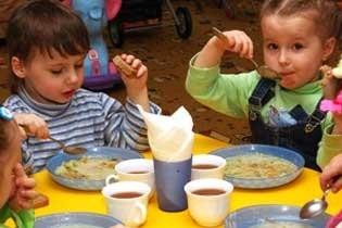 Официально: Украинских детсадовцев и школьников кормят просроченными продуктами