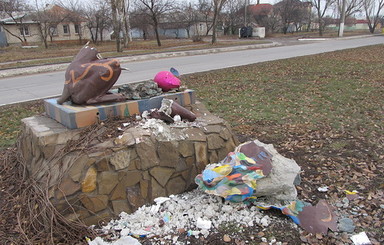 В Луганске вандалы окончательно доломали скульптуру 