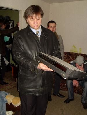 В Донецке коммунальщики выломали дверь в квартире и унесли все ценное. Хозяева прятались в спальне