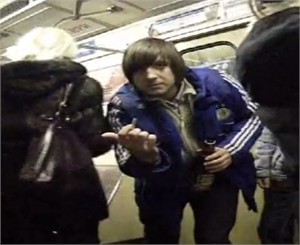 Молодой киевлянин курил прямо в вагоне метро