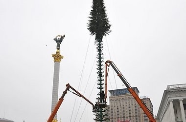 С главной елки Киева снимают гирлянду