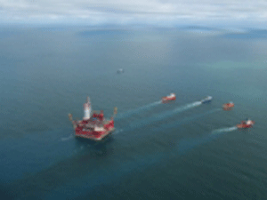 Буровая платформа перевернулась в Охотском море, двое погибли