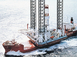 Перевернувшаяся в Охотском море буровая платформа не должна была выходить в шторм 
