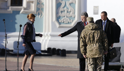 Первая леди Марина Порошенко спешит принять участие в церемонии