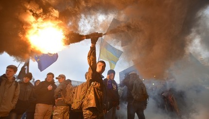 Вся Софиевская площадь в дыму-националисты прошли маршем