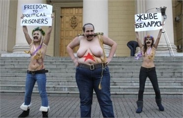 Активистки FEMEN угрожают побрить и закопать белорусского посла