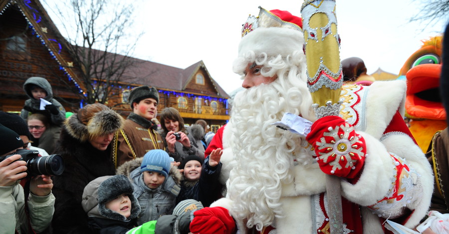 На площади Ленина – карнавал,  а у митрополита – елка  