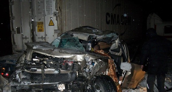 В Донецкой области грузовик расплющил внедорожник: погибли три человека