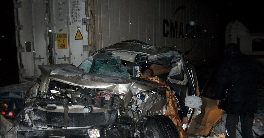 В Донецкой области грузовик расплющил внедорожник: погибли три человека