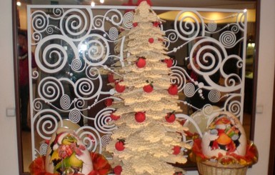 В Симферополе приготовили двухметровую елку из белого шоколада