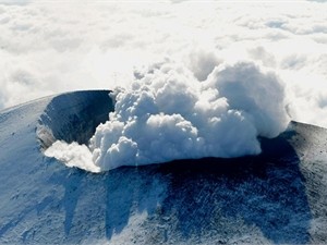 Извержение вулкана привело в ужас 10 тысяч человек