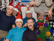 С наступающим Новым Годом землян поздравил экипаж МКС