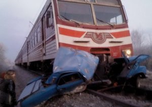Электричка Житомир - Киев протаранила легковушку, которая заглохла на переезде