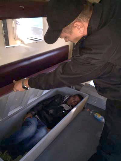 Пассажир прятался в отделении для багажа, но был пойман