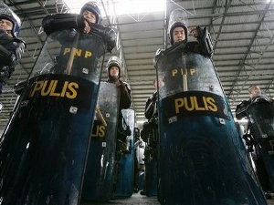 Филиппинским полицейским запретили в Новый год, отпугивая злых духов, стрелять вхолостую