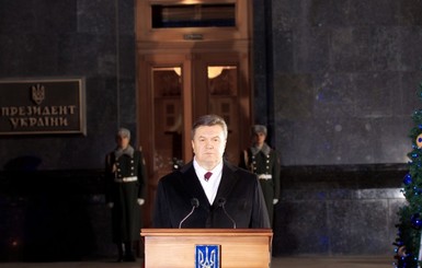 Почему Янукович сжимал кулаки во время новогоднего поздравления