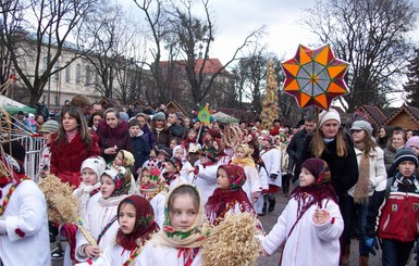 В центре Львова установили шестиметрового рождественского дидуха 