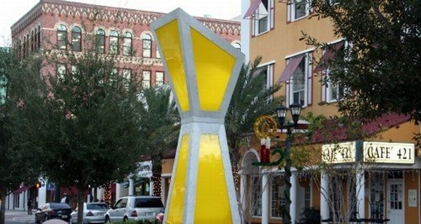 Во Флориде установили скульптуру, которая днем собирает свет, а ночью – освещает улицы