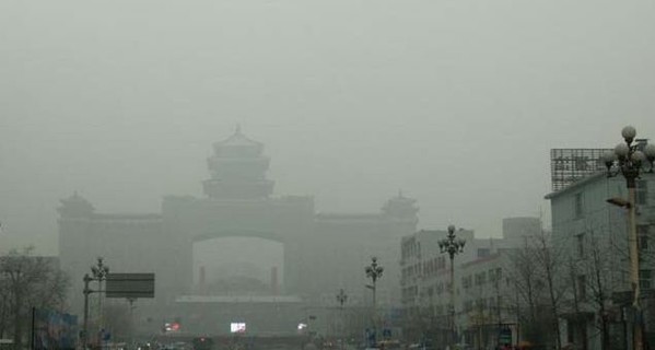 Пекин утонул в гигантском облаке смога: в столице отменены все авиарейсы