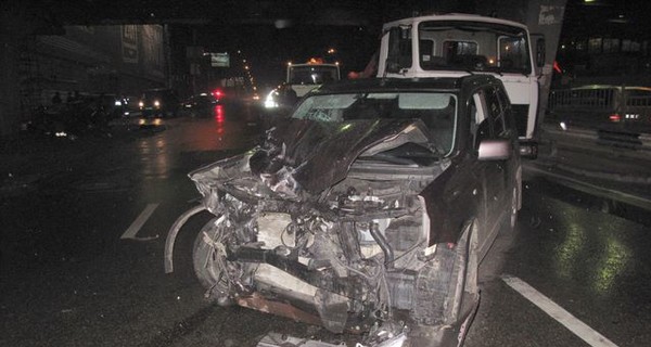 Ночью в Киева джип раздавил машину такси вместе с водителем