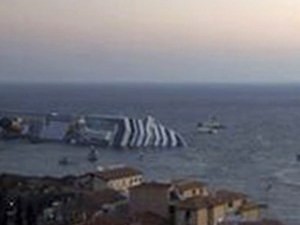Спасатели ведут поиски 70 человек с затонувшего лайнера Costa Concordia