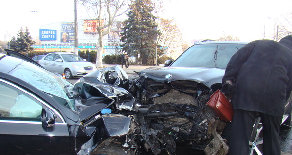 В Одессе две дорогие иномарки превратились в груду металлолома