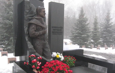 Родственники Кушнарева пришли на кладбище отдельно от партийцев