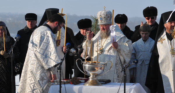 К празднику в Донбассе расписали главный крещенский храм