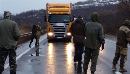 На Закарпатье блокируют российские фуры
