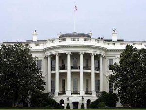 Неизвестный злоумышленник забросил дымовую шашку на территорию Белого дома