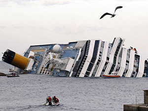 Хроника гибели Costa Concordia: капитан до последнего отказывался признавать, что судно кренится