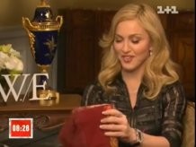 Осадчая подарила Мадонне украинский платок