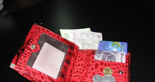 На Полтавщине разбойницы в юбках выбили у бабушки 12 тысяч сбережений