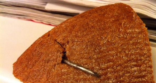 В Киеве продают хлеб с гвоздями внутри