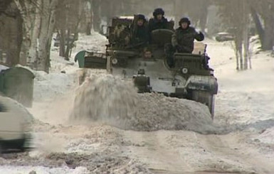 В Украине снег стали убирать танками