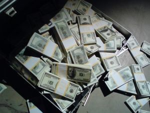 Киевского чиновника поймали на взятке в 5 тысяч долларов
