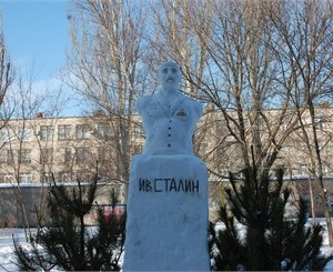В городе появился еще один памятник Сталину, из снега