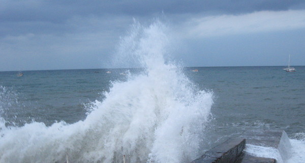 Туристку из Магадана, смытую волной в Алуште, фотографировал охранник магазина