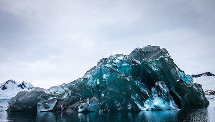 Айсберг верх ногами: редкие кадры запечатлел американский фотограф