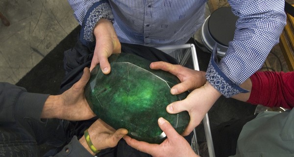 Самый большой в мире изумруд размером с арбуз больше не продается
