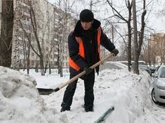 В Киеве гаишники сменили жезлы на лопаты