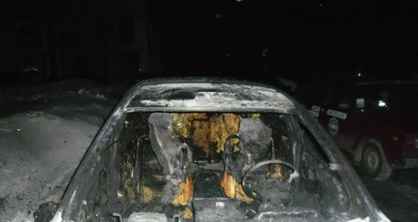 В киевском дворе сгорела машина
