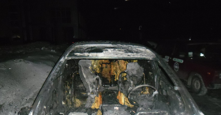 В киевском дворе сгорела машина