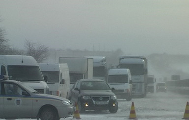 На трассе под Симферополем с утра стоит 20-километровая пробка: машины занесло снегом