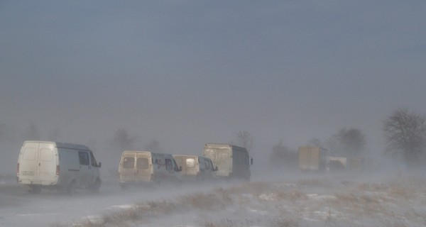 В Крыму уже второй день сотни людей не могут выехать из снежной ловушки 
