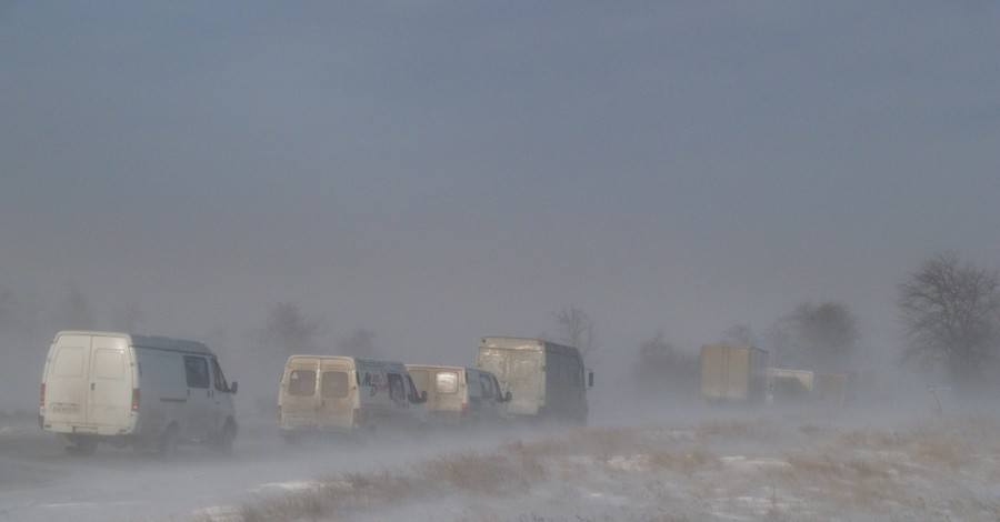 В Крыму уже второй день сотни людей не могут выехать из снежной ловушки 