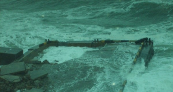 На Змеином непогода разбивает здания