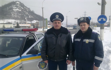 Патруль ГАИ спас российского дальнобойщика от смерти в снегу 