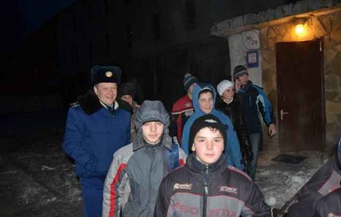 Из-за холодов в Крыму дети-сироты ходят в баню к зенитчикам
