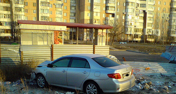 Работник решил покататься на машине клиента и въехал на ней в стену